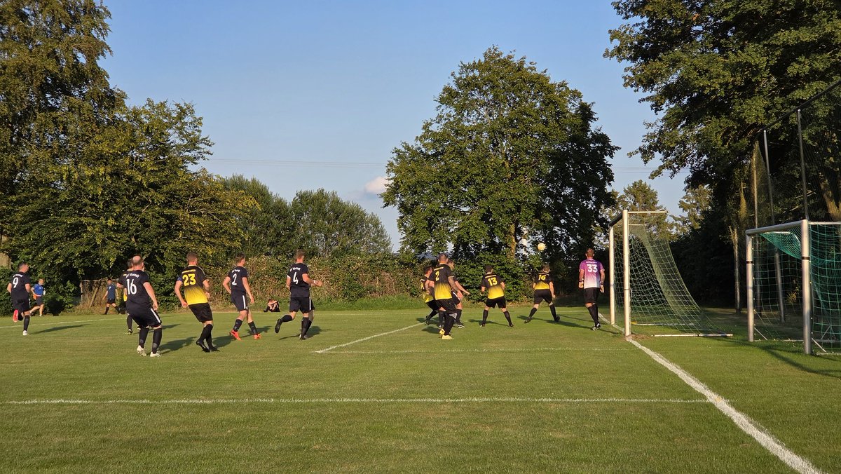 niek92jansen's tweet photo. ⚽ SG Grieth-Erfgen 🆚 SV Emmerich-Vrasselt
📅 14-07-2026
⚖️ 2-3
🏆 Oefenduel
🏷️ 40 toeschouwers
📍 Sportplatz Sommerlandstrasse, Bedburg-Hau 🇩🇪
Kersverse fusieclub Grieth-Erfgen verliest Kreisliga-oefenduel met SVV nipt.
#GriethErfgen #Vrasselt #Grieth #Emmerich #groundhopping https://t.co/C1MjRF7g1l