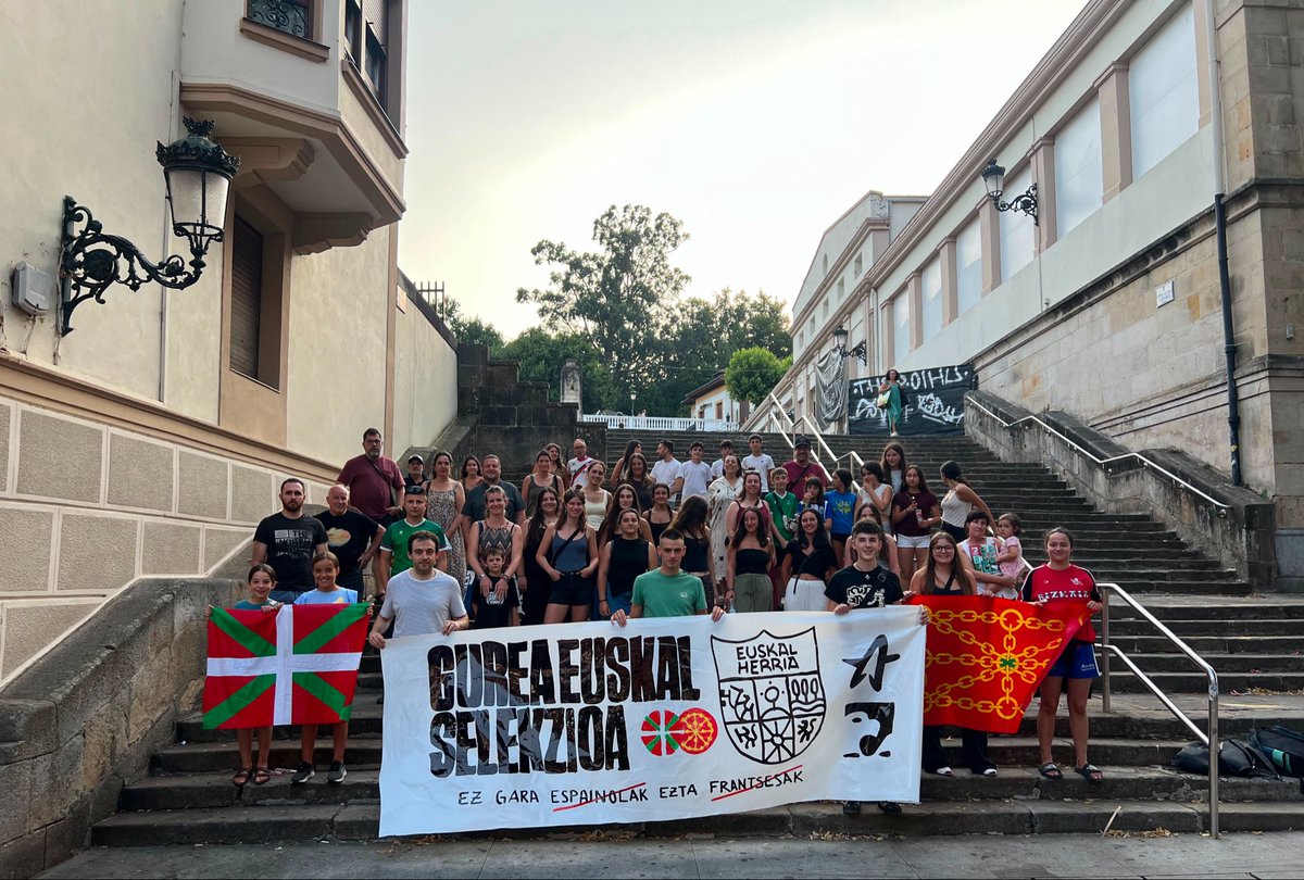 ErnaiGernika's tweet photo. 🔥| 𝐎𝐅𝐈𝐙𝐈𝐀𝐋𝐓𝐀𝐒𝐔𝐍𝐀!

Gaur Munduko Txapelketan espainiar eta frantziar selekzioek jokatzen dute. Irabazten duenak irabazten duela, gernikarrok ez dugu ezer ere ez ospatzeko.

Gu ez gara espainolak, ezta frantsesak ere.
Gu euskaldunak gara, gurea Euskal Selekzioa! ✊🏼 https://t.co/IwjmrMhv5f