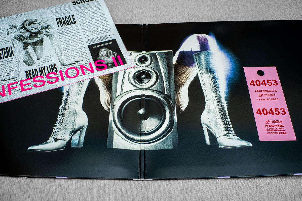 leon1216jp's tweet photo. Madonna - Confessions II 豪華版 透明粉膠
我也替娜姐攻榜助了一份力
昨天到貨今天才有時間打開
難得碰到一張黑膠四角沒有凹角
但四邊卻有些許剝落
裡面的黑膠卻乾淨沒有灰塵
側邊第一次碰到貼銀色封條貼紙
撕下封條貼紙還有一點殘膠
狀況看似很多!?
但內裝的黑膠狀況很好 https://t.co/WMwckPU6yM