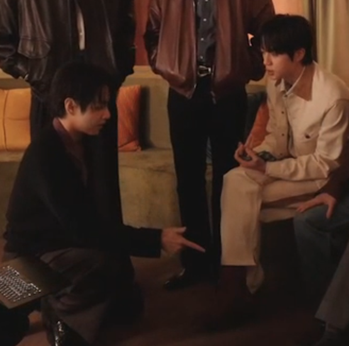 TigerEatsMoon's tweet photo. when I saw only 6 of them in one clip, the way my gut just knew Taehyung would be at Jin's feet  
.....and I'm proven right in another clip 😌 
#taejin https://t.co/yU17crsjHX