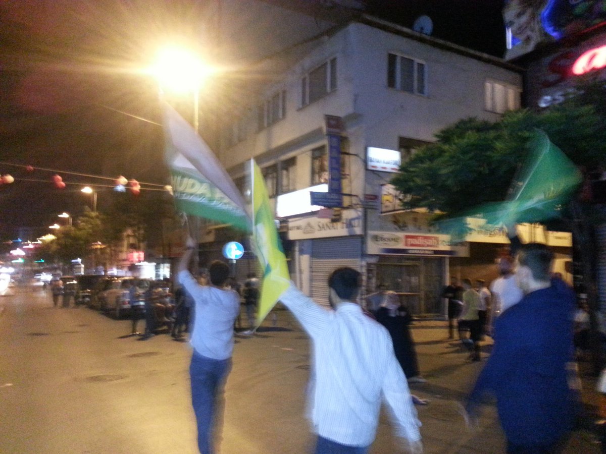 eneskarakaya013's tweet photo. #15TemmuzDestanı gecesi henüz sokak çağrısı yapılmadan önce Kağıthane Teşkilatımıza çağrı yapıp, Sultan Selim Mahallesi’nde bulunan İlçe Başkanlığımız’dan köprüye doğru yol aldık ve darbecilere karşı Allah-u Ekber nidalarıyla direndik. Bizim safımız müslüman milletimizin safıdır. https://t.co/oJ2Y9ytMXa