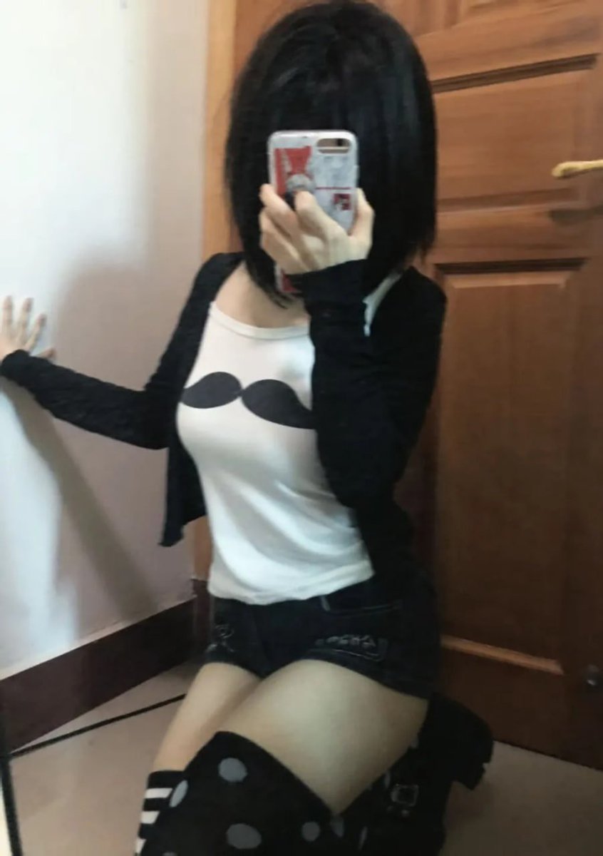 onni2993's tweet photo. 本人，是本人。🤍
19歲，宅女。
不愛出門，只愛窩在家追番。
這樣的我會有人喜歡嗎？ https://t.co/8NDNKa1I9b