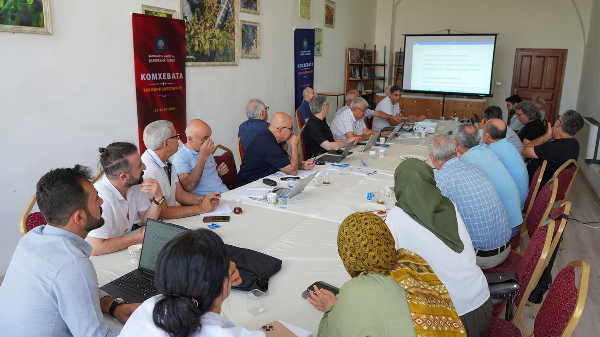 DailyTurkst's tweet photo. Diyarbakır Büyükşehir Belediyesi, yerel yönetimlerde Kürtçe’ye geçiş için hazırlanıyor.

Belediye, 6 gün boyunca Kürtçe Belediyecilik terimleri çalıştayı düzenlendi.

Hedef, yerel yönetimlerde Türkçe yerine Kürtçe kavram ve terimler kullanmak. https://t.co/dhk0MMxrI6