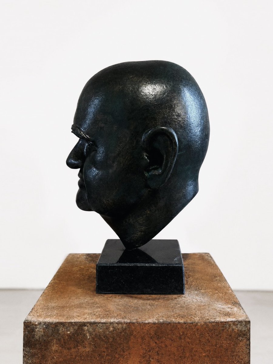 Banasikart's tweet photo. Portret gotowy.
Polichromowany i osadzony na granitowym postumencie. 

#sculpture #portret https://t.co/fcf5S8HuN9
