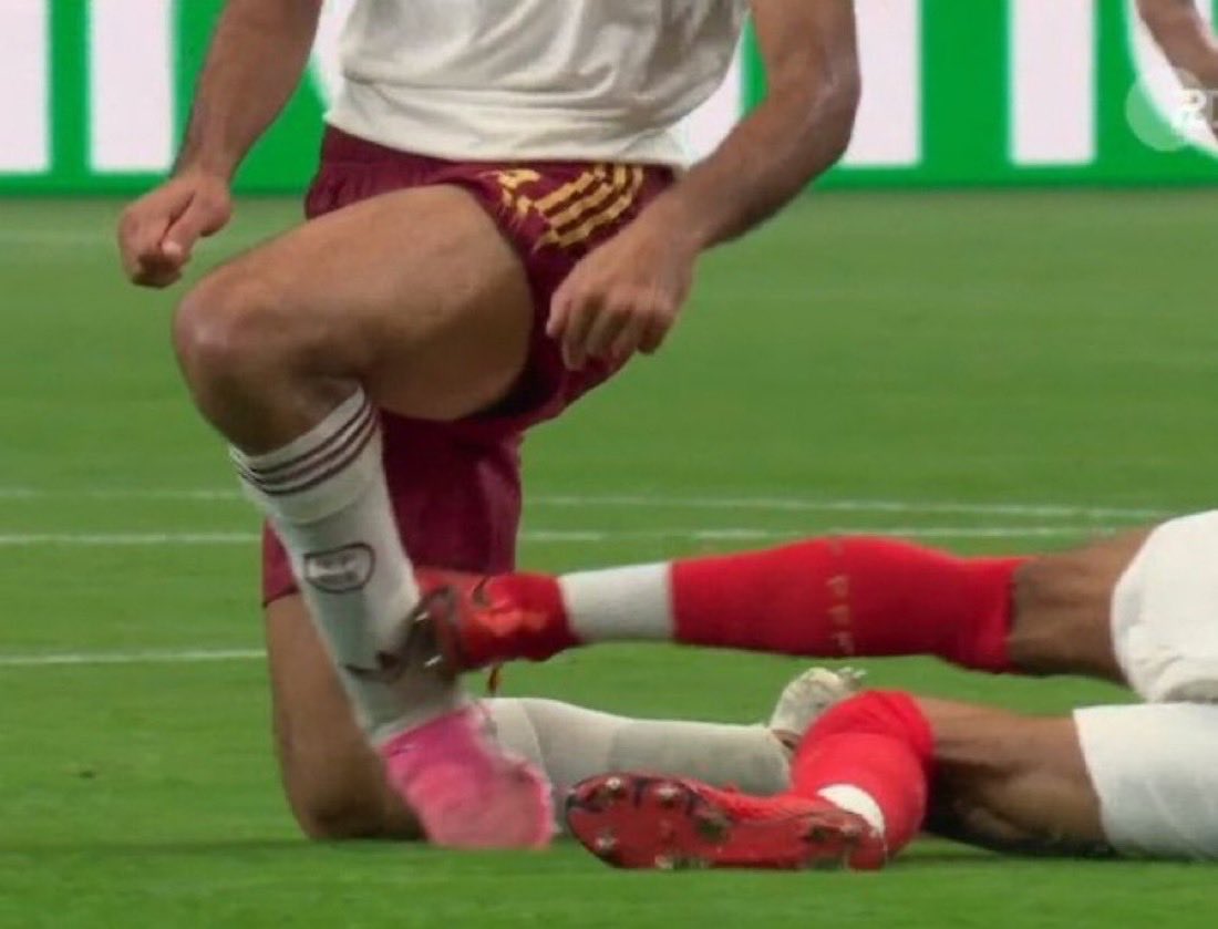 PolymarketSport's tweet photo. Red card                                         No red card https://t.co/IZYojnJnXe