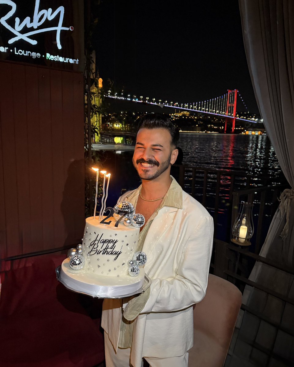 ensmett's tweet photo. Chapter 27 🎂 https://t.co/e2SokSkCrg