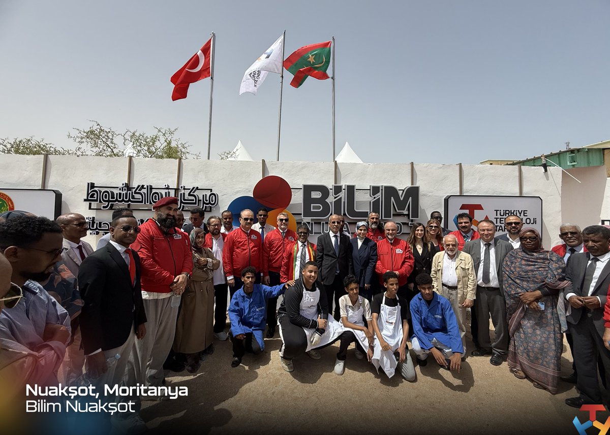T3Vakfi's tweet photo. Sınırları aşan bilim ve teknoloji yolculuğumuzun yeni durağı, Bilim Nuakşot açıldı. 🇹🇷🤝🇲🇷 

T3 Vakfı olarak Moritanya Mesleki Eğitim, Zanaat ve Meslekler Bakanlığı iş birliğiyle hayata geçirdiğimiz merkezde Bilim Türkiye ve DENEYAP Teknoloji Atölyelerinin resmî açılışını gerçekleştirdik.

Her yaş grubuna hitap eden merkezimizde gençler;

🔭 Astronomi ve Havacılık
🌿 Doğa Bilimleri
📐 Matematik
🎨 Tasarım
💻 Teknoloji

alanlarında deneyimleyerek öğrenirken, DENEYAP Teknoloji Atölyelerinde tasarlama, üretme ve kendi projelerini geliştirme fırsatı bulacak.

Türkiye ile Moritanya arasındaki eğitim, bilim ve teknoloji alanındaki iş birliğini güçlendiren bu merkezin hayırlı olmasını diliyoruz.