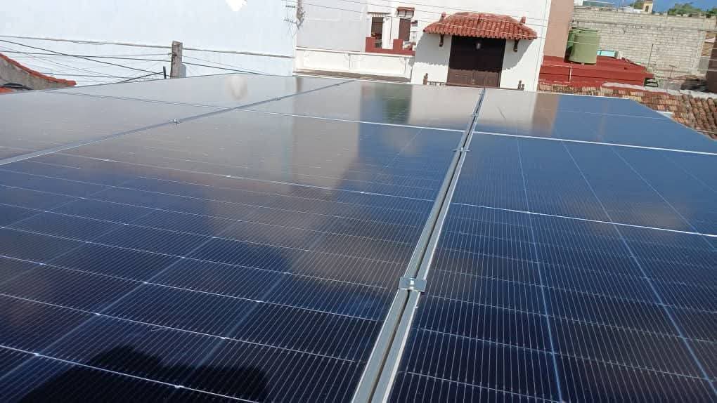 EmbaCubaSuiza's tweet photo. 🇨🇺♥️🇨🇭 La instalación de paneles solares en la Casa de la Amistad de Trinidad ya es una realidad. Este proyecto fue financiado por la Asociación de Amistad Suiza-Cuba (Sección Ticino) . https://t.co/gu2UW9AjaB