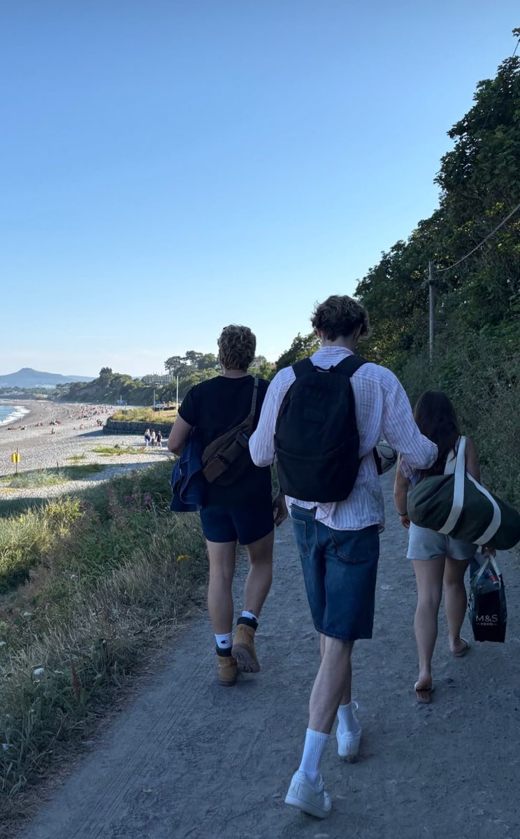 updatestommenbr's tweet photo. 📲 | PRAIA JUNTOS?

Daisy Jacobs (Bella) postou um story hoje e, aparentemente, temos John Hewson (Gibsie), Alex Dunne (Hugh Biggs) e Nancy Surridge (Shannon) juntos com ela. Lindos!

via @/daisyjacobsplace https://t.co/6mVfhSuKew