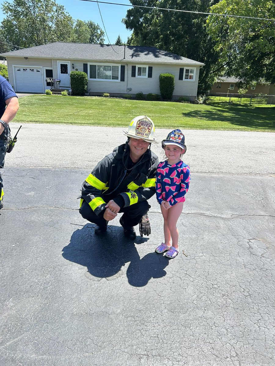 GatesfdPio's tweet photo. While picking from a scene today, Jemma and Ivey stopped to chat with the firefighters and offered our crews some cold drinks!
#GatesFD https://t.co/hx2svih6jG