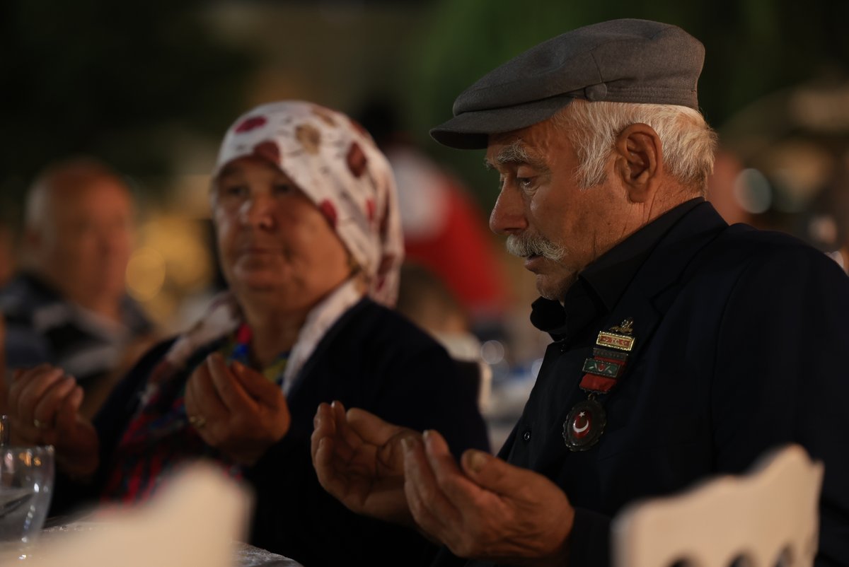tcmuglavaliligi's tweet photo. Valimiz Sayın Dr. İdris Akbıyık, Şehit Yakınlarımız ve Kahraman Gazilerimizle Vefa Sofrasında Buluştu

Valiliğimiz koordinesinde düzenlenen "15 Temmuz Demokrasi ve Millî Birlik Günü" etkinlikleri kapsamında; Valimiz Sayın Dr. İdris Akbıyık, aziz şehitlerimizin kıymetli aileleri, kahraman gazilerimiz ve yakınlarıyla bir araya geldi.

Sıcak ve samimi bir ortamda gerçekleşen buluşmada misafirleriyle yakından ilgilenerek hasbihal eden, Valimiz Sayın Dr. İdris Akbıyık vatanımız için canını siper eden kahramanlarımızı dualarla andı.

Millî İrade ve Demokrasi Destanı’mızın 10. yıl dönümünde bu anlamlı buluşmadan duyduğu memnuniyeti dile getiren Valimiz Sayın Dr. İdris Akbıyık konuşmasında şunları kaydetti: "Aziz şehitlerimizin geride bıraktığı kıymetli aileleri; sizler devletimizin ve milletimizin en mukaddes emaneti, başımızın tacısınız. Canını bu topraklar için feda etmeyi göze alan kahraman gazilerimiz, sizler de cesaretinizle bizlerin ilham kaynağısınız. Devletimiz ve Valiliğimiz, dün olduğu gibi bugün de, yarın da her anınızda yanınızdadır."

O tarihi gecede Cumhurbaşkanımız Sayın Recep Tayyip Erdoğan’ın liderliği ve çağrısıyla meydanları dolduran milletimizin tüm kirli hesapları altüst ettiğini vurgulayan Valimiz Sayın Dr. İdris Akbıyık; "Marmaris’imiz, o karanlık gecede milli iradenin en çetin kalesi olmuştur. Hainlerin doğrudan Sayın Cumhurbaşkanımızı ve milletimizin iradesini hedef aldığı o kanlı suikast girişimine karşı bu toprakların evlatları canından geçerek siper olmuştur. Marmaris’te şehadet şerbetini içen kahraman evlatlarımız Nedip Cengiz Eker ve Mehmet Çetin kardeşlerimiz ile yurdun dört bir yanındaki 253 şehidimizin yazdığı bu destan, en büyük gurur kaynağımızdır. Bu sofra bir vefa sofrasıdır, kader birliği yapmış bir milletin kardeşlik sofrasıdır. 10 yıldır olduğu gibi aynı kararlılık ve inançla haykırıyoruz: İrade Bizimdir, Zafer Bizimdir! Bu vesileyle, 15 Temmuz şehitlerimiz başta olmak üzere vatan topraklarını mukaddes kılan tüm şehitlerimizi rahmet, minnet ve saygıyla yad ediyor; kahraman gazilerimize sağlıklı, huzurlu ve uzun ömürler diliyorum." ifadelerini kullandı.

Anlamlı buluşma, günün anısına çekilen hatıra fotoğraflarıyla son buldu.

@idrisakbiyik