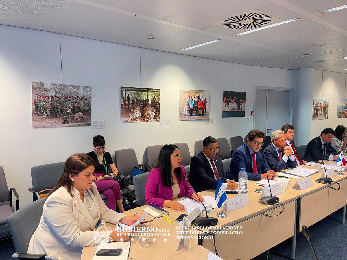 CancilleriaHN's tweet photo. 🇭🇳🌎 𝗛𝗼𝗻𝗱𝘂𝗿𝗮𝘀 𝗹𝗶𝗱𝗲𝗿𝗮 𝗱𝗶á𝗹𝗼𝗴𝗼 𝘀𝗼𝗯𝗿𝗲 𝗺𝘂𝗹𝘁𝗶𝗹𝗮𝘁𝗲𝗿𝗮𝗹𝗶𝘀𝗺𝗼 𝗲𝗻 𝗿𝗲𝘂𝗻𝗶ó𝗻 𝗱𝗲𝗹 𝗖𝗼𝗺𝗶𝘁é 𝗱𝗲 𝗔𝘀𝗼𝗰𝗶𝗮𝗰𝗶ó𝗻 𝗨𝗘-𝗖𝗲𝗻𝘁𝗿𝗼𝗮𝗺é𝗿𝗶𝗰𝗮

𝗛𝗼𝗻𝗱𝘂𝗿𝗮𝘀 𝗽𝗮𝗿𝘁𝗶𝗰𝗶𝗽ó 𝗲𝗻 𝗹𝗮 𝗣𝗿𝗶𝗺𝗲𝗿𝗮 𝗥𝗲𝘂𝗻𝗶ó𝗻 𝗱𝗲𝗹 𝗖𝗼𝗺𝗶𝘁é 𝗱𝗲 𝗔𝘀𝗼𝗰𝗶𝗮𝗰𝗶ó𝗻 𝗲𝗻𝘁𝗿𝗲 𝗹𝗮 𝗨𝗻𝗶ó𝗻 𝗘𝘂𝗿𝗼𝗽𝗲𝗮 (𝗨𝗘) 𝘆 𝗖𝗲𝗻𝘁𝗿𝗼𝗮𝗺é𝗿𝗶𝗰𝗮, 𝘂𝗻 𝗲𝘀𝗽𝗮𝗰𝗶𝗼 𝗱𝗲 𝗮𝗹𝘁𝗼 𝗻𝗶𝘃𝗲𝗹 𝗾𝘂𝗲 𝗳𝗼𝗿𝘁𝗮𝗹𝗲𝗰𝗲 𝗲𝗹 𝗱𝗶á𝗹𝗼𝗴𝗼 𝗽𝗼𝗹í𝘁𝗶𝗰𝗼 𝘆 𝗹𝗮 𝗰𝗼𝗼𝗽𝗲𝗿𝗮𝗰𝗶ó𝗻 𝗯𝗶𝗿𝗿𝗲𝗴𝗶𝗼𝗻𝗮𝗹 𝗲𝗻 𝗲𝗹 𝗺𝗮𝗿𝗰𝗼 𝗱𝗲𝗹 𝗔𝗰𝘂𝗲𝗿𝗱𝗼 𝗱𝗲 𝗔𝘀𝗼𝗰𝗶𝗮𝗰𝗶ó𝗻 𝗲𝗻𝘁𝗿𝗲 𝗮𝗺𝗯𝗮𝘀 𝗿𝗲𝗴𝗶𝗼𝗻𝗲𝘀, 𝗱𝗲𝘀𝗮𝗿𝗿𝗼𝗹𝗹𝗮𝗱𝗮 𝗲𝗻 𝗕𝗿𝘂𝘀𝗲𝗹𝗮𝘀, 𝗕é𝗹𝗴𝗶𝗰𝗮.

𝗟𝗮 𝗱𝗲𝗹𝗲𝗴𝗮𝗰𝗶ó𝗻 𝗵𝗼𝗻𝗱𝘂𝗿𝗲ñ𝗮 𝗲𝘀𝘁𝘂𝘃𝗼 𝗲𝗻𝗰𝗮𝗯𝗲𝘇𝗮𝗱𝗮 𝗽𝗼𝗿 𝗹𝗮 𝗦𝘂𝗯𝘀𝗲𝗰𝗿𝗲𝘁𝗮𝗿𝗶𝗮 𝗱𝗲 𝗣𝗼𝗹í𝘁𝗶𝗰𝗮 𝗘𝘅𝘁𝗲𝗿𝗶𝗼𝗿, 𝗣𝗮𝗺𝗲𝗹𝗮 𝗛𝗮𝗻𝗱𝗮𝗹 𝗥𝗶𝘃𝗲𝗿𝗮, 𝗾𝘂𝗶𝗲𝗻 𝗹𝗶𝗱𝗲𝗿𝗮 𝗲𝗹 𝘁𝗲𝗺𝗮 𝗱𝗲 𝗠𝘂𝗹𝘁𝗶𝗹𝗮𝘁𝗲𝗿𝗮𝗹𝗶𝘀𝗺𝗼, 𝗿𝗲𝗮𝗳𝗶𝗿𝗺𝗮𝗻𝗱𝗼 𝗲𝗹 𝗰𝗼𝗺𝗽𝗿𝗼𝗺𝗶𝘀𝗼 𝗱𝗲𝗹 𝗽𝗮í𝘀 𝗰𝗼𝗻 𝘂𝗻𝗮 𝗽𝗼𝗹í𝘁𝗶𝗰𝗮 𝗲𝘅𝘁𝗲𝗿𝗶𝗼𝗿 𝗯𝗮𝘀𝗮𝗱𝗮 𝗲𝗻 𝗲𝗹 𝗱𝗶á𝗹𝗼𝗴𝗼, 𝗹𝗮 𝗰𝗼𝗼𝗽𝗲𝗿𝗮𝗰𝗶ó𝗻 𝘆 𝗲𝗹 𝗿𝗲𝘀𝗽𝗲𝘁𝗼 𝗮𝗹 𝗱𝗲𝗿𝗲𝗰𝗵𝗼 𝗶𝗻𝘁𝗲𝗿𝗻𝗮𝗰𝗶𝗼𝗻𝗮𝗹.

Esta primera reunión representa un paso significativo para consolidar la implementación del Acuerdo de Asociación entre la Unión Europea y Centroamérica, vigente desde mayo de 2024, y permitirá fortalecer los mecanismos de coordinación política y cooperación para atender los desafíos compartidos que enfrenta la región. Entre los temas prioritarios de la agenda destacan la seguridad, el cambio climático y la gestión del riesgo de desastres, la estrategia Global Gateway, la conectividad, la educación, la ciencia y la tecnología.

Durante su intervención, la Subsecretaría Handal, promovió el fortalecimiento del multilateralismo como una herramienta esencial para impulsar soluciones conjuntas frente a los retos globales, respaldando una mayor integración regional y una cooperación internacional orientada al desarrollo sostenible, la paz, la estabilidad y el bienestar de los pueblos. Asimismo, el país reafirma la importancia de consolidar instituciones internacionales más eficaces y de fortalecer la coordinación entre los Estados para responder a los desafíos actuales.

En el ámbito de la cooperación con la Unión Europea, Honduras destaca el potencial de la estrategia Global Gateway como un instrumento para promover inversiones en infraestructura estratégica, conectividad digital, energía, transporte y fortalecimiento del capital humano, contribuyendo a mejorar la competitividad del país y generar mayores oportunidades para el crecimiento económico sostenible.

La participación de Honduras en este encuentro reafirma el compromiso del Gobierno del Presidente Nasry Asfura de fortalecer las relaciones con la Unión Europea, impulsar una agenda de cooperación basada en intereses comunes y continuar promoviendo iniciativas que contribuyan al desarrollo sostenible, la integración regional y la prosperidad compartida entre Centroamérica y la Unión Europea.

En el marco de su visita, sostuvo una reunión bilateral con la Embajadora Delphine Pronk, Directora Ejecutiva para las Américas del Servicio Europeo de Acción Exterior, en la que intercambiaron puntos de vista sobre la agenda bilateral entre Honduras y la Unión Europea y las oportunidades para ampliar la colaboración en ámbitos de interés común.

Durante el encuentro, ambas diplomáticas coincidieron en la importancia de establecer un mecanismo permanente de diálogo político de alto nivel que permita profundizar la relación entre Honduras y la Unión Europea, ampliar el trabajo conjunto en áreas estratégicas y mejorar la coordinación frente a desafíos compartidos. Asimismo, analizaron iniciativas orientadas a dinamizar el comercio, promover la inversión y generar nuevas oportunidades de desarrollo.

En ese contexto, Honduras reiteró su interés en atraer inversión europea hacia sectores prioritarios como las energías renovables, la infraestructura, la agroindustria, la economía digital y el turismo. De igual forma, destacó la importancia de fortalecer las capacidades nacionales para responder a los nuevos desafíos del comercio internacional e integrarse a cadenas de valor con mayor innovación, competitividad y resiliencia.

La reunión reafirmó el compromiso de ambas partes de seguir impulsando la asociación política y la agenda de cooperación entre Honduras y la Unión Europea mediante un diálogo permanente que contribuya al crecimiento económico, el fortalecimiento institucional y el desarrollo del país. Ambas delegaciones coincidieron en la importancia de continuar consolidando una relación basada en la confianza, el respeto mutuo y los intereses compartidos.

Además, de la agenda con autoridades de la Unión Europea la Subsecretaria Handal Rivera, continúa fortaleciendo el diálogo con los países centroamericanos, por lo que sostuvo una reunión bilateral con el Embajador Alexander Peñaranda Zárate, Viceministro de Asuntos Bilaterales y de Cooperación Internacional del Ministerio de Relaciones Exteriores y Culto de Costa Rica, durante el que conversaron  sobre su compromiso  con el proceso de integración regional centroamericano y sobre la importancia de dinamizar nuestra agenda birregional entre Centroamérica y la Unión Europea.