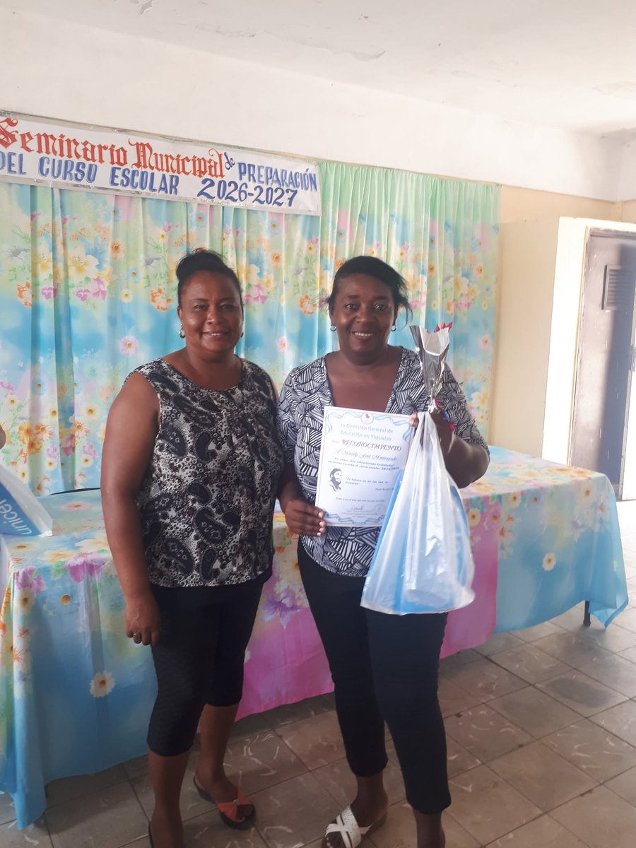 Diegoapg5's tweet photo. EL reconocimiento a algunas las mejores trabajadoras de la Dirección General de Educación (DGE) #Yaguajay, #SanctiSpíritusEnMarcha. #CubaEduca #CubaMined https://t.co/U80VcWndR4