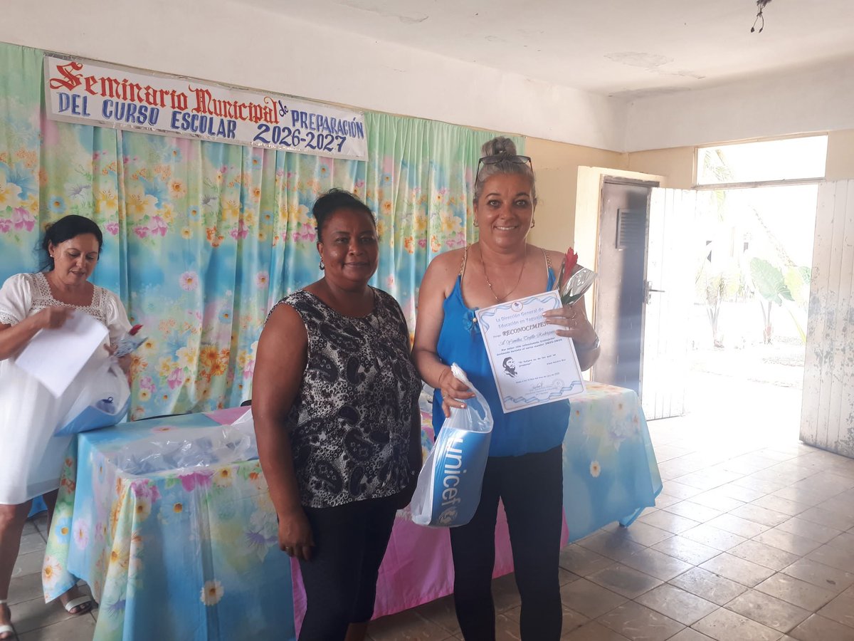 Diegoapg5's tweet photo. EL reconocimiento a algunas las mejores trabajadoras de la Dirección General de Educación (DGE) #Yaguajay, #SanctiSpíritusEnMarcha. #CubaEduca #CubaMined https://t.co/U80VcWndR4