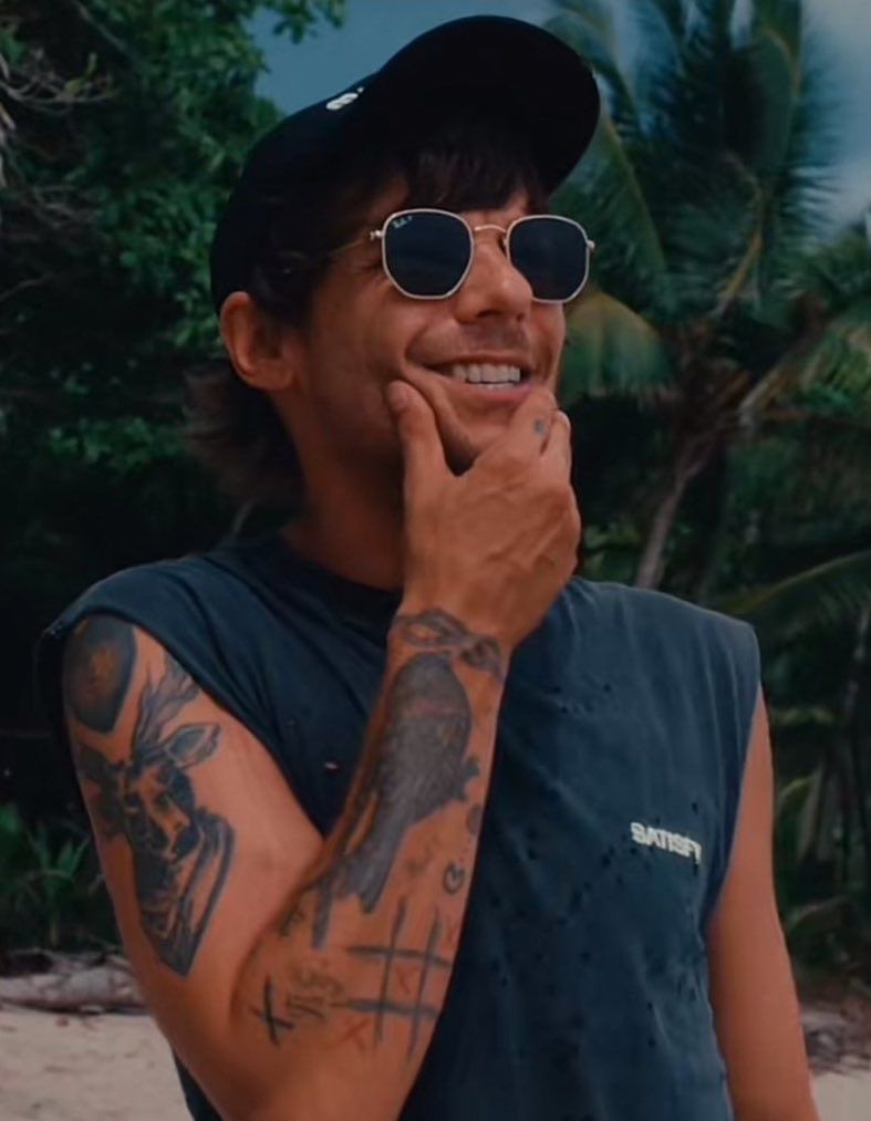 szn2sanity's tweet photo. louis wearing sunglasses has got to be one of the hottest things ever https://t.co/FOhsGZEnsC