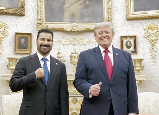 Alsalhawi68's tweet photo. الزيدي… حضور واثق في البيت الأبيض

ثقةٌ في الحضور… ورسائلٌ في لغة الجسد.

لفت رئيس مجلس الوزراء العراقي علي فالح الزيدي الأنظار خلال لقائه الرئيس الأمريكي دونالد ترامب والمؤتمر الصحفي المشترك في البيت الأبيض.

وبحسب ما أشار إليه عدد من المحللين المختصين بلغة الجسد، فقد ظهر الزيدي بشخصية واثقة، وحضور هادئ ومتزن، ولم تبدُ عليه علامات الارتباك، كما أجاب عن أسئلة الصحفيين بسرعة وثبات ومن دون تردد، وهو ما عكس – وفق تلك التحليلات – قدرة على إدارة الحوار والظهور بثقة في المحافل الدولية.

ومهما اختلفت المواقف السياسية، فإن الظهور الواثق لرئيس الوزراء في مناسبة دولية بهذا الحجم يُعد عنصرًا إيجابيًا يعكس صورة العراق أمام العالم.