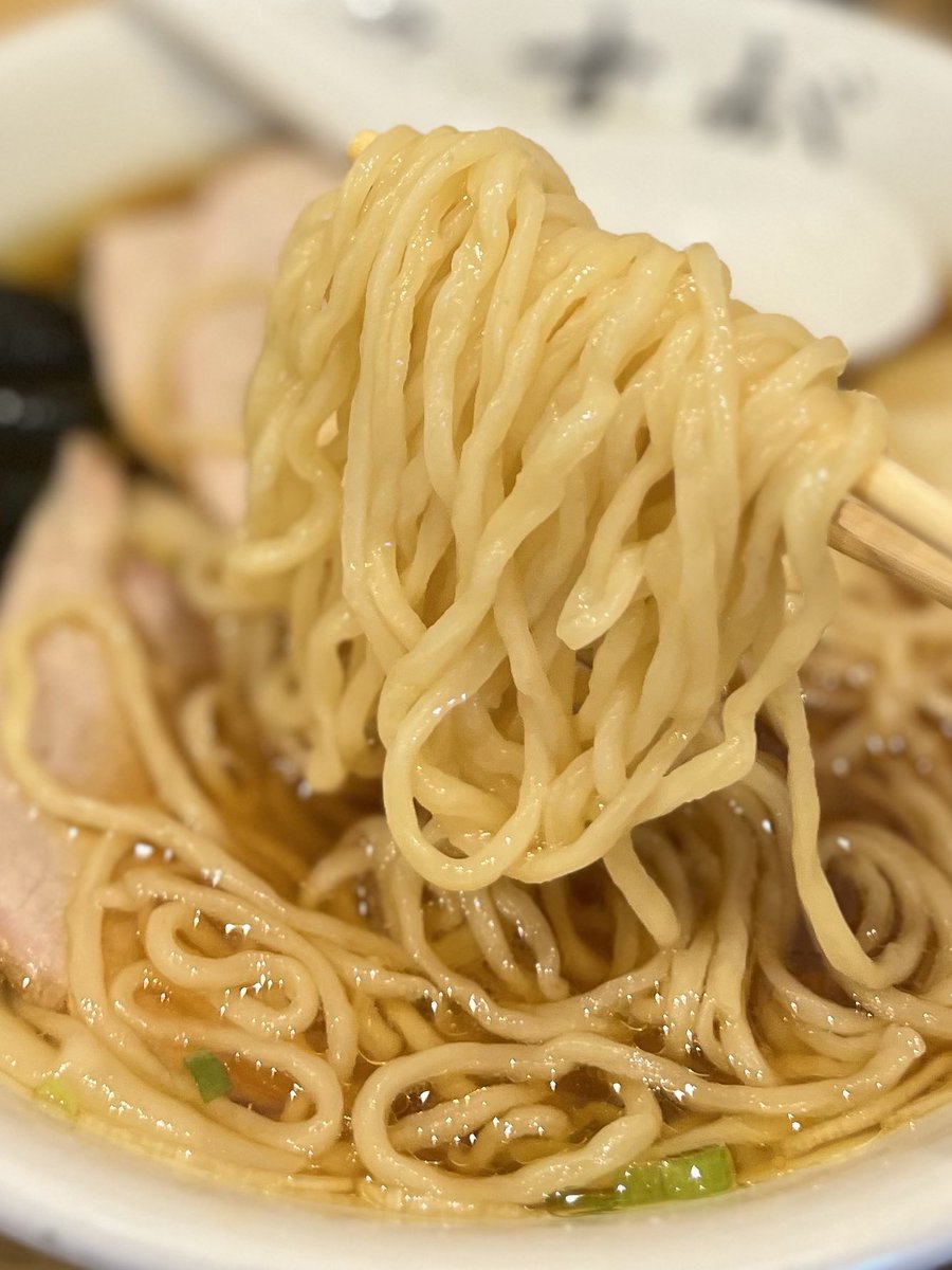 chakudon's tweet photo. 白河中華そば こすが@あざみ野
ワンタン麺。とら食堂のお弟子さん。土曜昼外待ち5名程。動物系のクリアな醤油清湯に油が少々甘めに効いている。麺うま〜〜。もっちり感と太さが絶妙でかなりイケる。肉は赤身の適度な噛み応え。食感を楽しめる一杯。ワンタンは胡椒テイスト。とら食堂もいつか行きたい。 https://t.co/SG7CLIKS8V