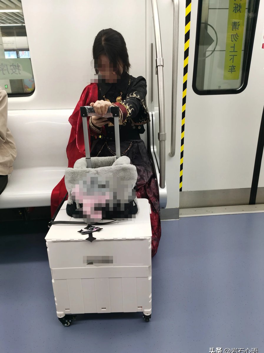 Aviknq8's tweet photo. 晚高峰地铁没座位，阿姨默默把放在腿上的热红薯分了我半块，说丫头肯定饿了，暖到想掉眼泪。， https://t.co/xNCWdq96dF