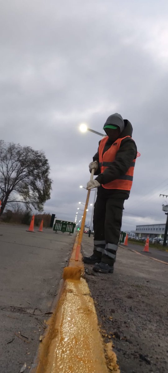 MunicipioEE's tweet photo. Avanzamos con trabajos de pintura y puesta en valor en La Horqueta. Estas tareas forman parte del mantenimiento permanente de los espacios públicos que realizamos en todo el distrito para mejorar el entorno urbano y brindar lugares más seguros y cuidados para la comunidad. 🌳 https://t.co/zO7OPK7wTt