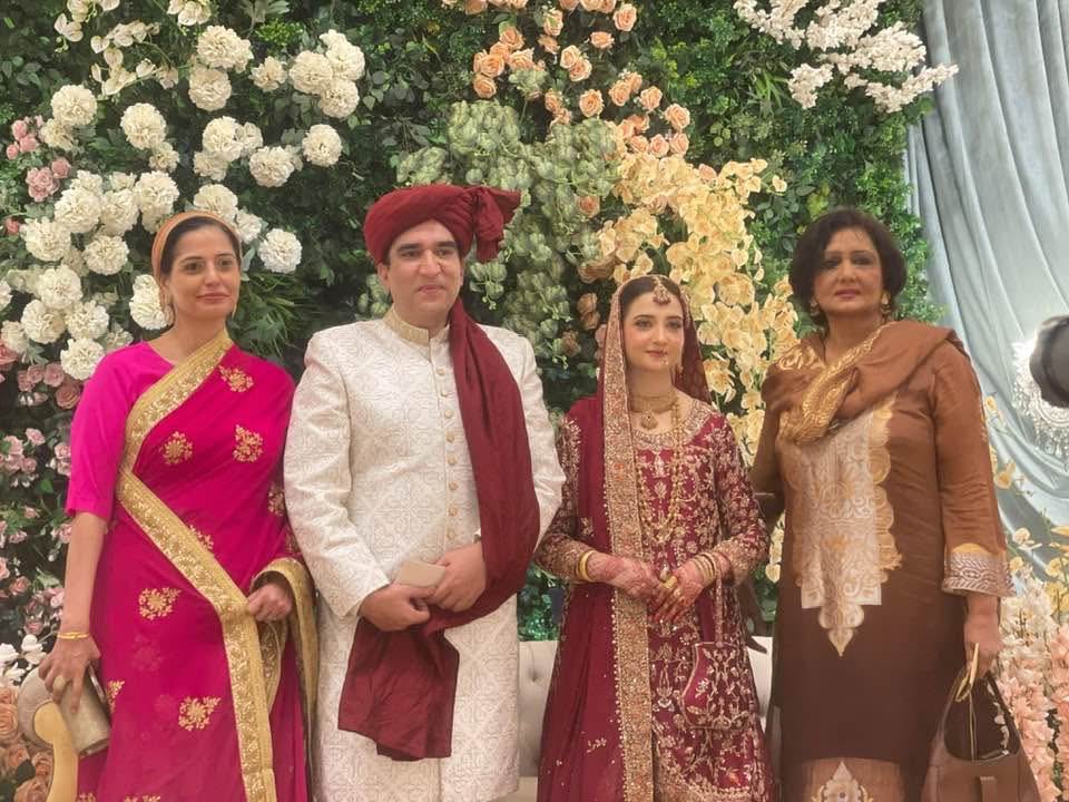 Sughrasadafdr's tweet photo. مبارکباد 
جیو ٹی وی پر اپنی منفرد پرفارمنس اور جاندار نقالی کے ذریعے دنیا بھر میں پہچان بنانے والا علی میر نہ صرف ایک باصلاحیت فنکار ہے بلکہ ایک مخلص، مہذب ،بااخلاق اور نفیس انسان بھی ہے، 
برجستہ مزاح، تخلیقی صلاحیتوں اور سماجی شعور کے باعث اُسے دنیا بھر میں پسند کیا جاتا ہے .بعض اوقات کسی شخصیت کا ایسا گیٹ اپ اپناتا ہےکہ اصل اور نقل ایک سے دکھائی دینے لگتے ہیں ، خصوصا شیخ رشید اور انور مقصود . 
مجھے علی میر اپنی  حلیمی ، رواداری ،خوش اخلاقی اور انسانیت سے محبت کے باعث بہت عزیز ہے.وہ صرف ٹی وی پر ہنساتا نہیں بلکہ دُکھی انسانیت خصوصا یتیم اور غریب بچوں کےلئے عملی طور پر بھی کام کرتا ہے 
اُس نے زندگی کا سفر شروع کیا ھے، اُس کے لئے بہت سی دعائیں اور محبتیں ، جیتے رہو علی خوش رہو اور خوشیاں بانٹتے رہو !