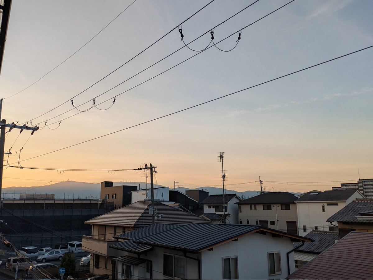 enu_sk's tweet photo. 令和8年7月15日(水)
ほんのりオレンジ色な朝
湿度が高いですね💦
寝起きの麦茶が美味しいです
さぁ今日も意識は前へ向けて参ります
ふぁいっ！
#おはようございます
お元気スマイル前見て上見て
今日も一日あなたらしく自分らしく
どうか穏やかなあなたで居て下さい
#朝日 #生駒山 #アサソラ https://t.co/mrypMqerCM
