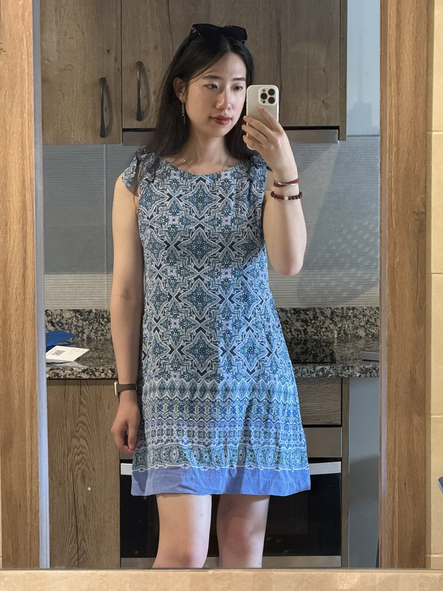 GreenTeaAvery's tweet photo. 原相机 这裙子好显壮
在鹿姐的提醒下又意识到了我好大只
第一次穿这么短且没有底的裙子出门
（其实就是拿个外卖）
明明换地方了在西班牙但仍然怕的要命 https://t.co/gztHuCfksT