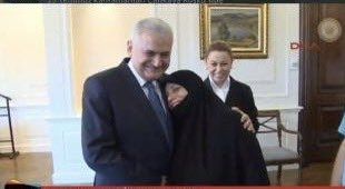 ASUDEKDN's tweet photo. Çarşafının arkasına sakladığı "hassasiyetleri" Binali Yıldırım'ı görünce anında buharlaşmış! Sıradan bir erkeğe selam vermeyi "günah" sayarken @BY ile sarmaş dolaş olan Sahtekâr Şerife Bacı'yı da unutmadık; 15 Temmuz'un binlerce sahtekârından biri.

#GegenDasVergessen https://t.co/a6xtlKSjg2