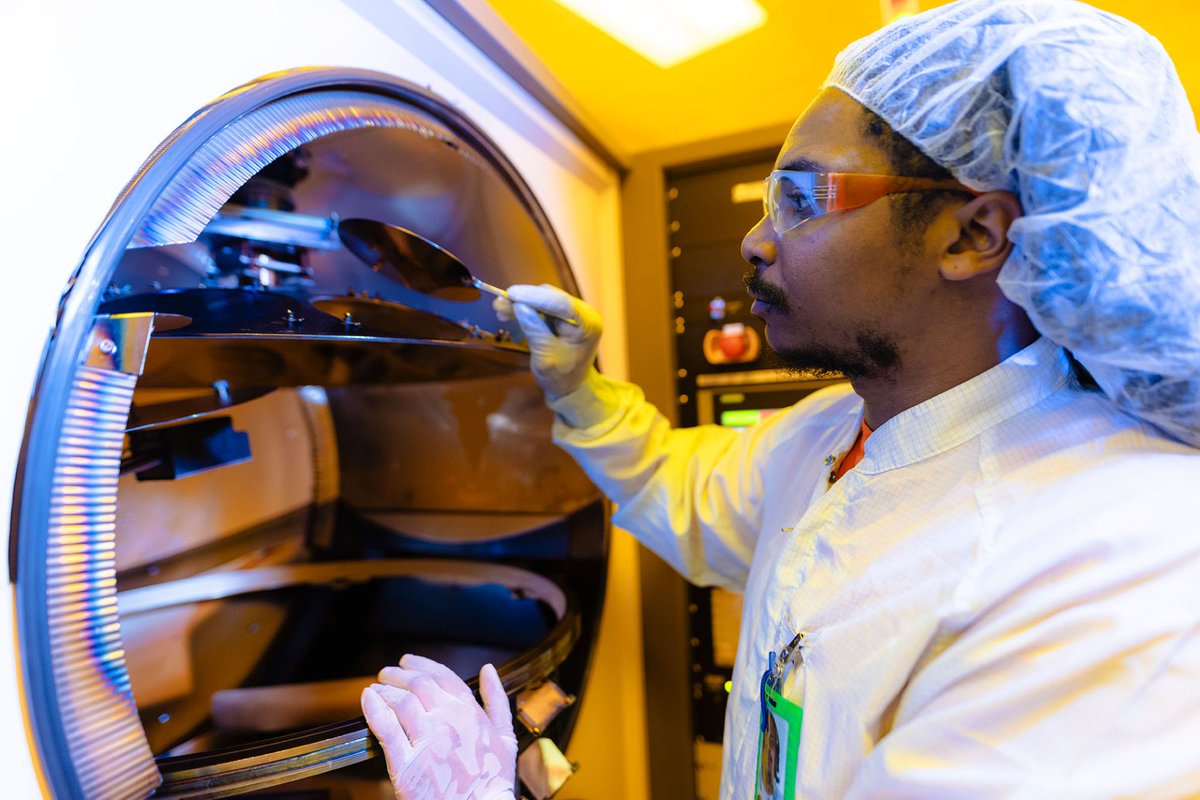 UTDJonsson's tweet photo. North Texas’ semiconductor future is growing, and the Jonsson School is helping build the workforce behind it.

Through NNME South, UT Dallas is partnering with industry and community colleges to prepare students for semiconductor careers.

Read more: https://t.co/f4bnwwbuU9 https://t.co/0FgEl8QcGx