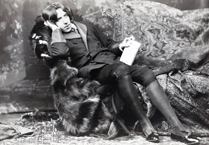 sivriikalemler's tweet photo. “Hepimiz çamurdayız, ama bazılarımız yıldızlara bakıyor.”  — Oscar Wilde https://t.co/T8vkuUqyVI