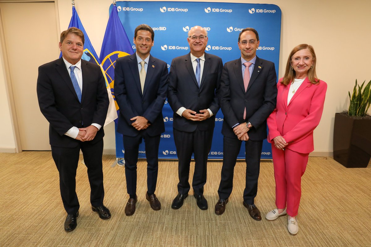 igoldfajn's tweet photo. Good meeting with Colombia's Vice President-elect José Manuel Restrepo and the designated economic team.

We discussed how the IDB Group and the new government can work to advance joint priorities, including on fiscal efficiency and modernization of the state, designing a Colombia Crece initiative, security on several dimensions and infrastructure investments, among others.

We look forward to working together to deliver results for the Colombian people.
-----
Buen encuentro con el vicepresidente electo de Colombia @jrestrp y el equipo económico designado.

Conversamos sobre cómo el Grupo BID y el nuevo gobierno pueden trabajar juntos para avanzar prioridades compartidas, entre ellas la eficiencia fiscal y la modernización del Estado, el diseño de la iniciativa Colombia Crece, la seguridad en sus distintas dimensiones y las inversiones en infraestructura, entre otras.

Seguiremos trabajando juntos para generar resultados para los colombianos.
-----
Bom encontro com o vice-presidente eleito de Colombia José Manuel Restrepo e a equipe econômica designada.

Conversamos sobre como o Grupo BID e o novo governo podem trabalhar juntos para avançar em prioridades compartilhadas, incluindo eficiência fiscal e modernização do Estado, o desenho da iniciativa Colômbia Cresce, segurança em suas diferentes dimensões e investimentos em infraestrutura, entre outros temas.

Trabalharemos em conjunto para gerar resultados para o povo colombiano.