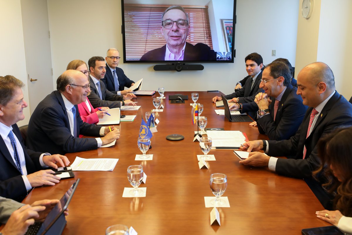 igoldfajn's tweet photo. Good meeting with Colombia's Vice President-elect José Manuel Restrepo and the designated economic team.

We discussed how the IDB Group and the new government can work to advance joint priorities, including on fiscal efficiency and modernization of the state, designing a Colombia Crece initiative, security on several dimensions and infrastructure investments, among others.

We look forward to working together to deliver results for the Colombian people.
-----
Buen encuentro con el vicepresidente electo de Colombia @jrestrp y el equipo económico designado.

Conversamos sobre cómo el Grupo BID y el nuevo gobierno pueden trabajar juntos para avanzar prioridades compartidas, entre ellas la eficiencia fiscal y la modernización del Estado, el diseño de la iniciativa Colombia Crece, la seguridad en sus distintas dimensiones y las inversiones en infraestructura, entre otras.

Seguiremos trabajando juntos para generar resultados para los colombianos.
-----
Bom encontro com o vice-presidente eleito de Colombia José Manuel Restrepo e a equipe econômica designada.

Conversamos sobre como o Grupo BID e o novo governo podem trabalhar juntos para avançar em prioridades compartilhadas, incluindo eficiência fiscal e modernização do Estado, o desenho da iniciativa Colômbia Cresce, segurança em suas diferentes dimensões e investimentos em infraestrutura, entre outros temas.

Trabalharemos em conjunto para gerar resultados para o povo colombiano.