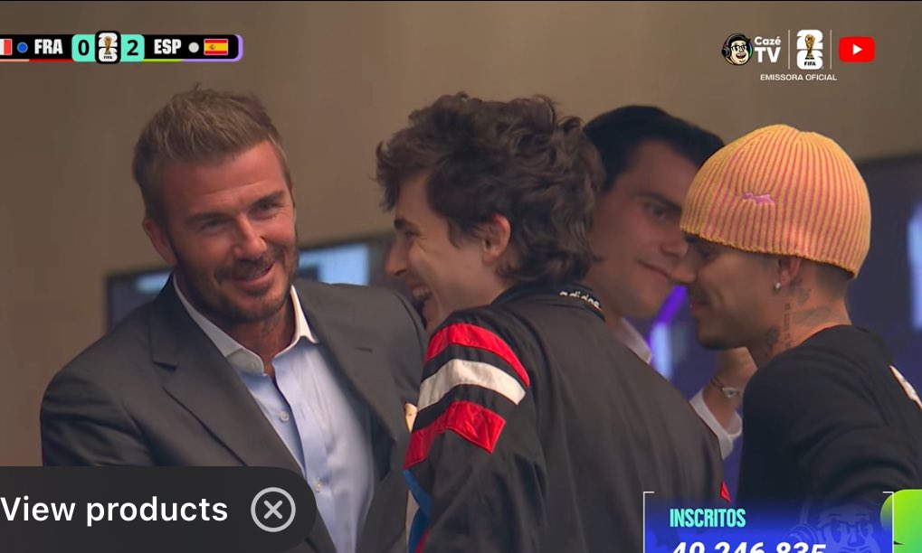 feelsbieberhode's tweet photo. o romeo, filho do beckham, com a touca da skylrk no jogo hoje.. mt príncipe https://t.co/mR0k1OYd7k