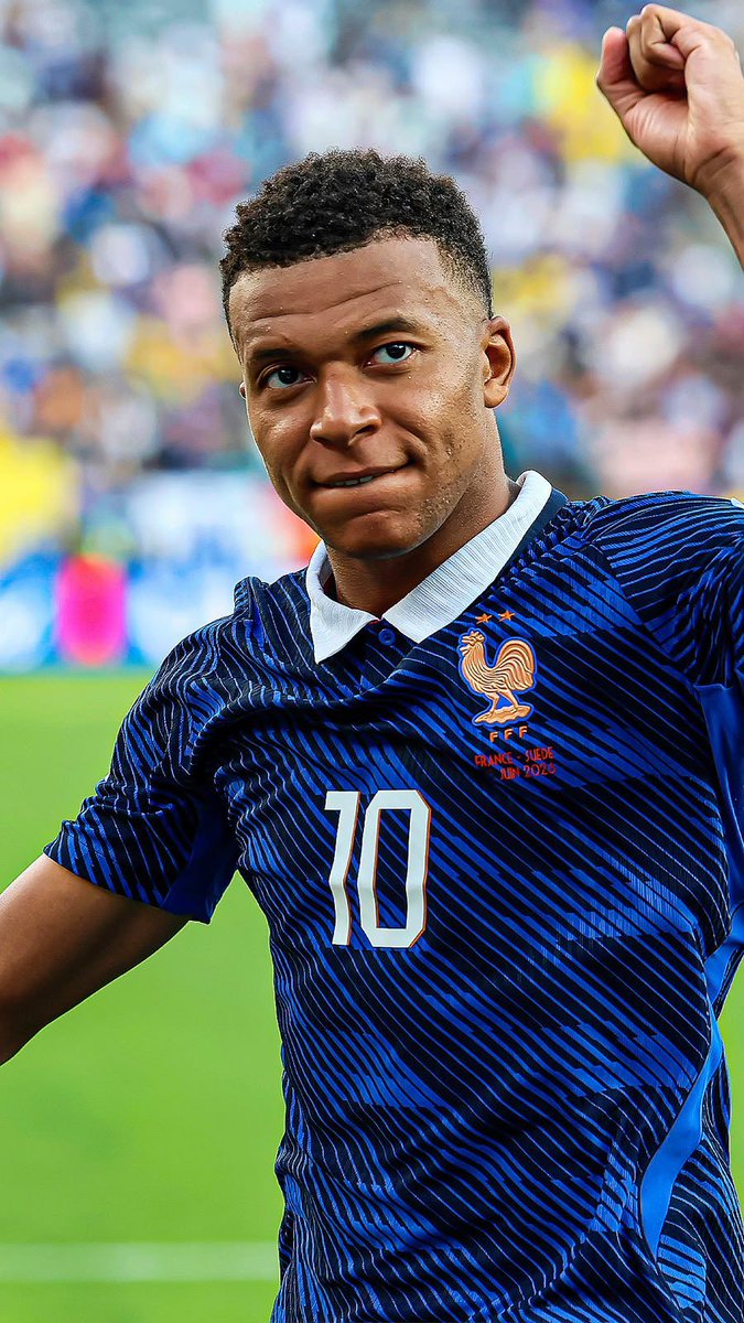 Footballtweet's tweet photo. Kylian Mbappé's chances of winning the World Cup Golden Ball has nearly gone to ZERO.

The French need a miracle. https://t.co/hCfbEMd3l1