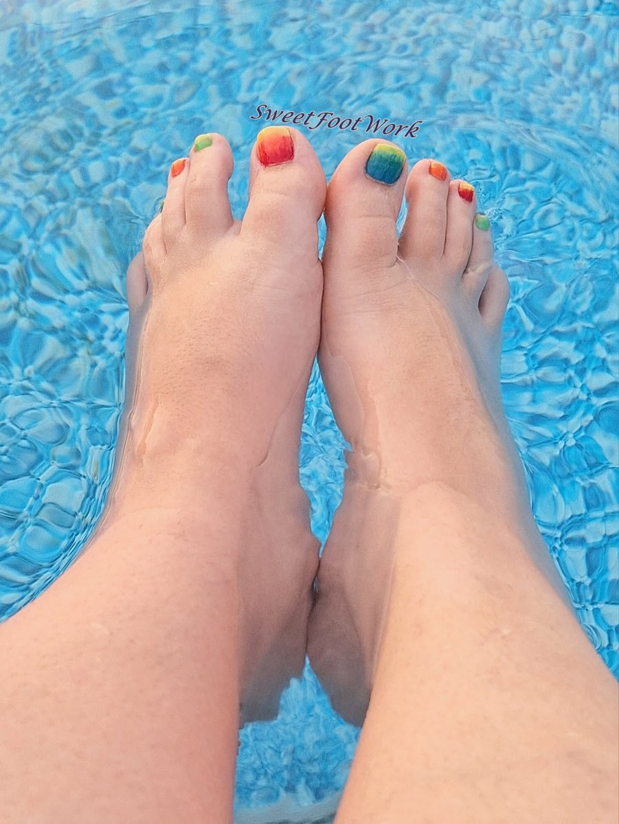 SweetFootWork's tweet photo. My popsicle pedicured summer toes are too perfect for the pool🥰My feet need a pool guy today😉
#BBWFeet #PaintedToenails
https://t.co/RCFM425XTt https://t.co/xZckGyTGWa