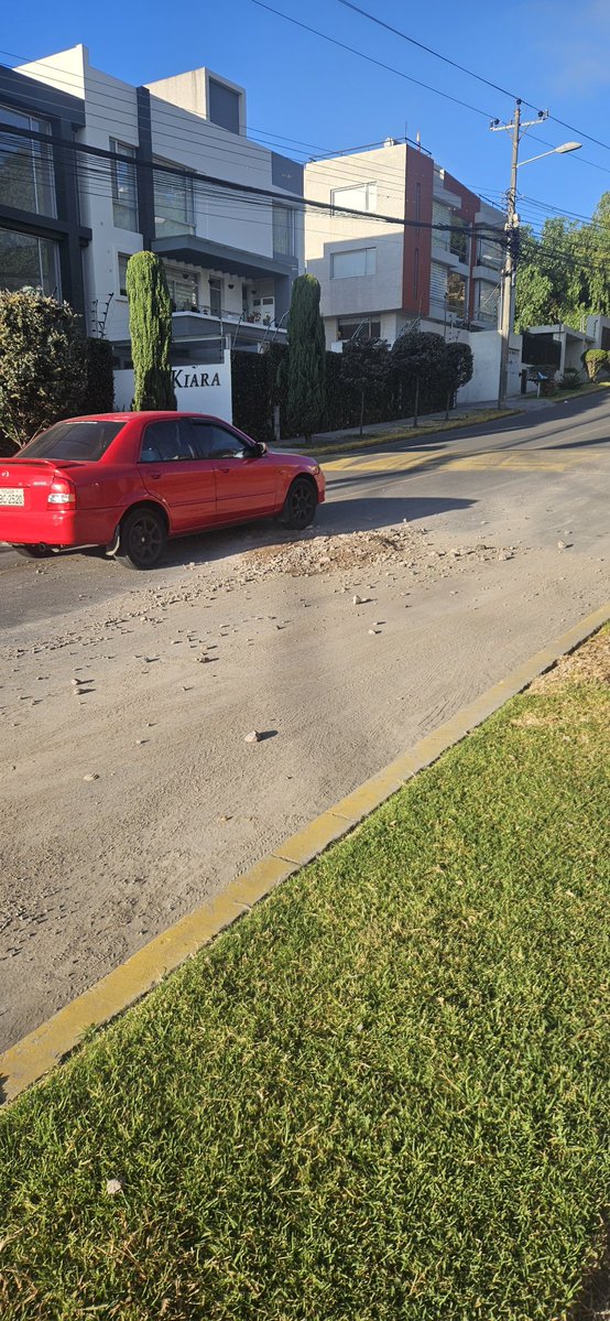 _andresprado_'s tweet photo. @aguadequito @asoprimavera2 @MunicipioQuito @ObrasQuito @pabelml Gracias por haber arreglado (a medias), ¿cuántas semanas vamos a pasar ahora con el montículo ahi en plena via? ¿O va a ser como en todo el barrio que estamos llenos de huecos en toda La Primavera 2 por más de 1 mes? https://t.co/01Chy1oTWi
