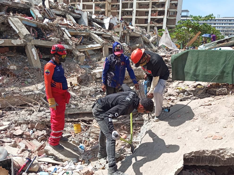 TupamaroMRT_'s tweet photo. Nuestra brigada de trabajo voluntario sigue adelante desde el estado La Guaira, trabajando en equipo junto a los organismos de seguridad del Estado en la remoción de escombros, con la voluntad de ayudar, servir y aportar esperanza a las familias y comunidades que más lo necesitan en esta coyuntura.

#SolidaridadConPrincipios