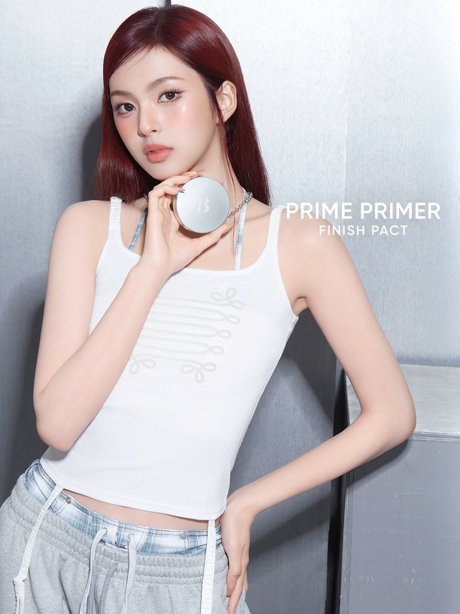pmymale's tweet photo. Banila Co Korea ลงภาพ promote ชิกิต้าถ่ายคู่กับผลิตภัณฑ์ Prime Primer Finish Pact 🩶

🔗: https://t.co/ULYuIlhpbk

#CHIQUITA #BABYMONSTER https://t.co/ofL27MhpEn