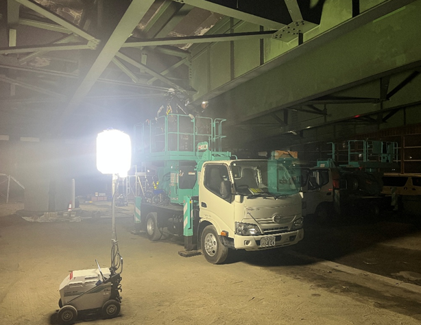 mlit_meikoku's tweet photo. 【23号竜宮高架橋の補修状況のお知らせ】
判明した亀裂への応急対策として、亀裂部分に鉄板をあて、これ以上広がらないようにしています。通行止めの早期開放に向けて、昼夜問わず、点検や工事を行っています。 #23号 #竜宮 https://t.co/66MLYNmrfZ