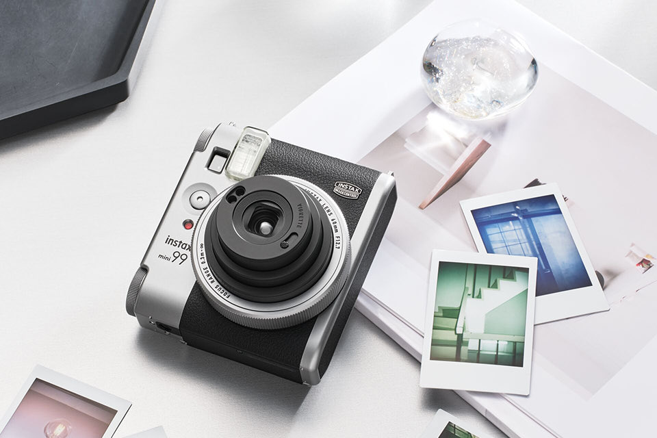 fujifilmjp_ck's tweet photo. instax mini 99™に新色「SILVER」登場!光と色を楽しむ最上位チェキ™
https://t.co/pMKnHinP6k
#instax #チェキ #instaxmini99 https://t.co/Zw4NtsRSrH