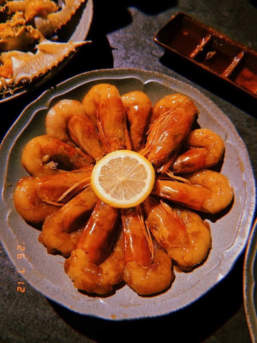 sesa_3's tweet photo. これは仮面ライダーヴラムアラモードモードにプリンアラモードを見せてあげてる写真とこの前食べた美しく並んでいる海老の写真🍮🦐 https://t.co/vJjtxas3dM