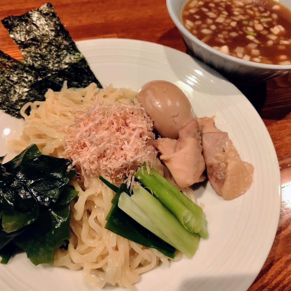 Bar_Jbridge's tweet photo. 今日は第3水曜日、ランチは月に一度の
『BARの裏メニューつけ麺』
今回も自家製煮豚🐽＆味玉🐔
しっかり仕込みました👍
トッピングでマシマシ出来ます🙌
※今日のランチメニューは
『つけ麺』のみとさせていただきます。
#神田ランチ #つけ麺 #バーの裏メニュー 
#つけ麺ランチ #神田西口 https://t.co/Nge5Nvb996