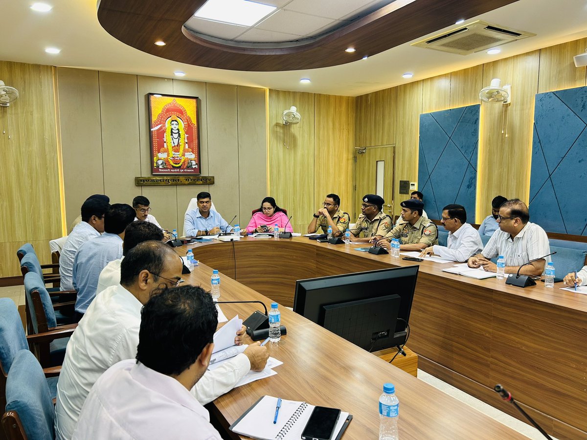 Commissionergkp's tweet photo. मण्डलायुक्त अनिल ढींगरा ने मुख्य कार्यपालक अधिकारी गोरखपुर औद्योगिक विकास प्राधिकरण श्रीमती अनुज मलिक के साथ आयुक्त सभागार में ग्राउंड ब्रेकिंग सेरेमनी (जी०बी०सी० 5.0) की जनपदवार समीक्षा बैठक की । https://t.co/WsWAJKQBxi