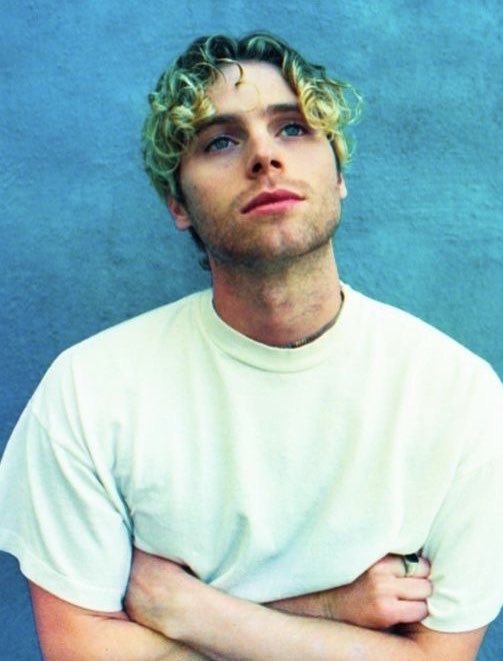 90spinktears's tweet photo. no cause calum literally stole luke’s wig https://t.co/yWJvjtaUR9