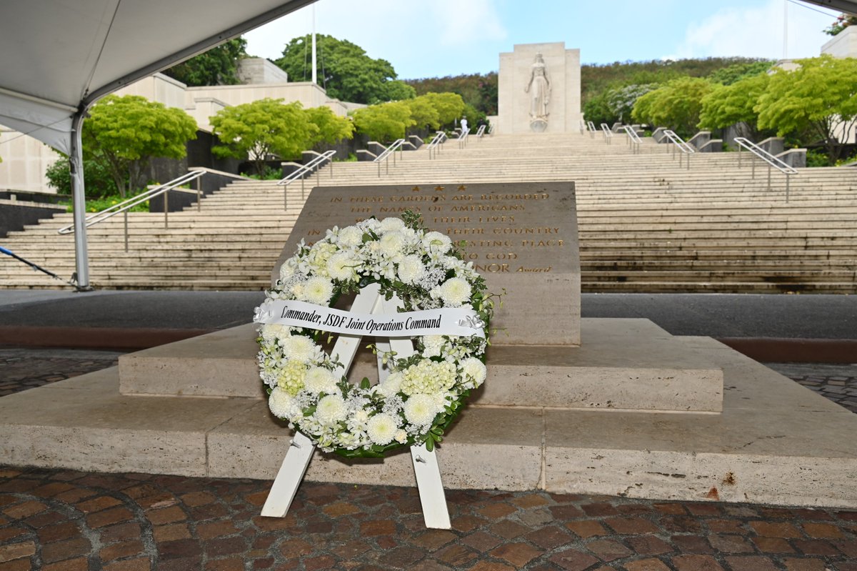JMSDF_PAO's tweet photo. 【#RIMPAC2026】
RIMPAC2026に参加中の第1水上戦群司令は、戦没者への追悼の意を表するとともに、参加各国との相互理解及び友好関係の深化を図る一環として、USSアリゾナ記念館及び国立太平洋記念墓地において献花を実施しました。⚓🌎🤝
#IPD26 #RIMPAC2026 https://t.co/QNeNEM3CMU
