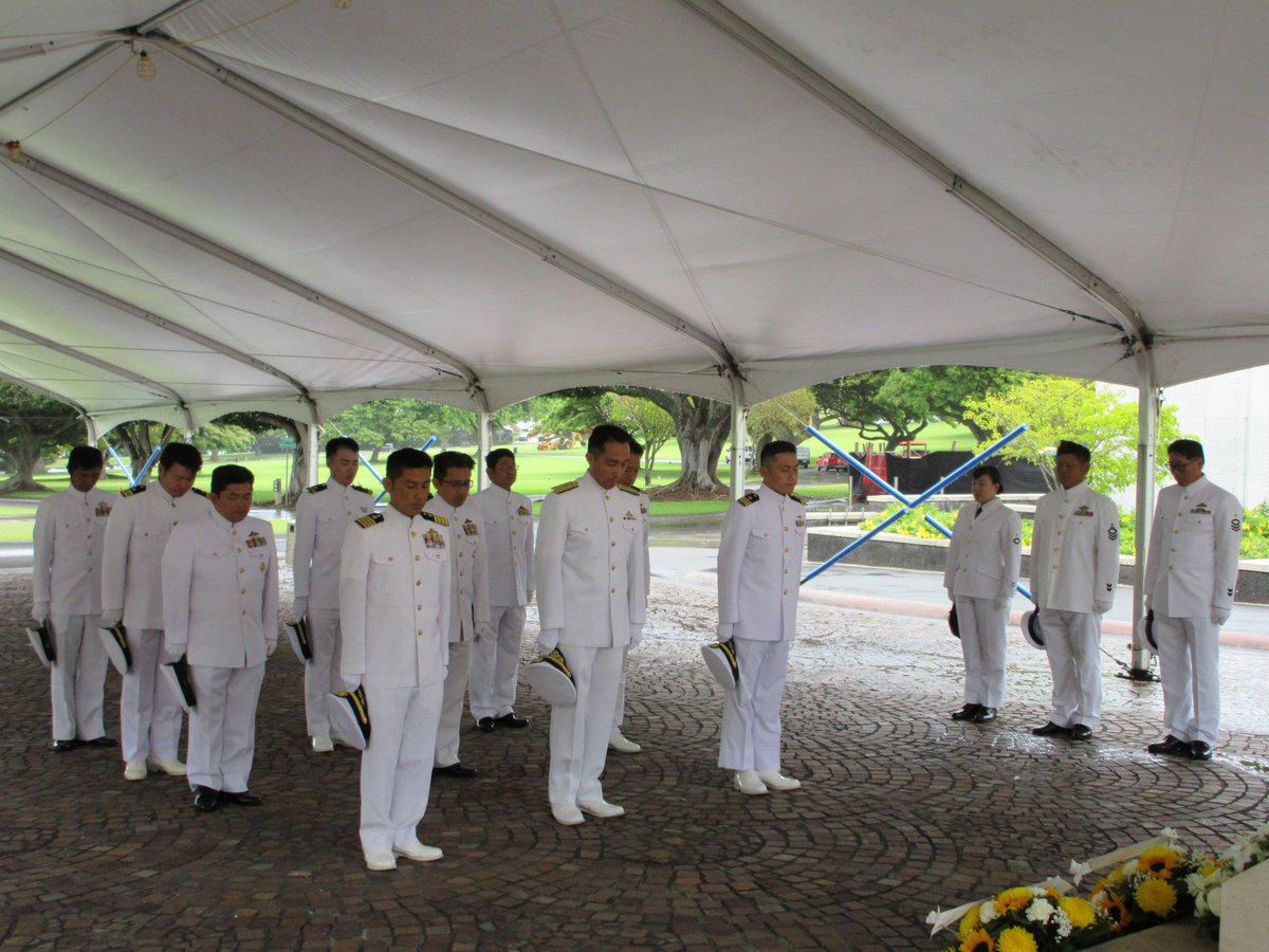 JMSDF_PAO's tweet photo. 【#RIMPAC2026】
RIMPAC2026に参加中の第1水上戦群司令は、戦没者への追悼の意を表するとともに、参加各国との相互理解及び友好関係の深化を図る一環として、USSアリゾナ記念館及び国立太平洋記念墓地において献花を実施しました。⚓🌎🤝
#IPD26 #RIMPAC2026 https://t.co/QNeNEM3CMU