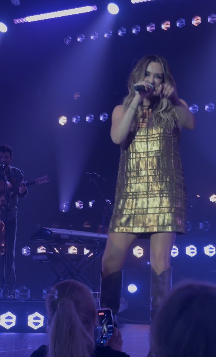 krystabridgett's tweet photo. one month from today i reunite with @carlypearce yayayayayay https://t.co/IAzpIUsCdM