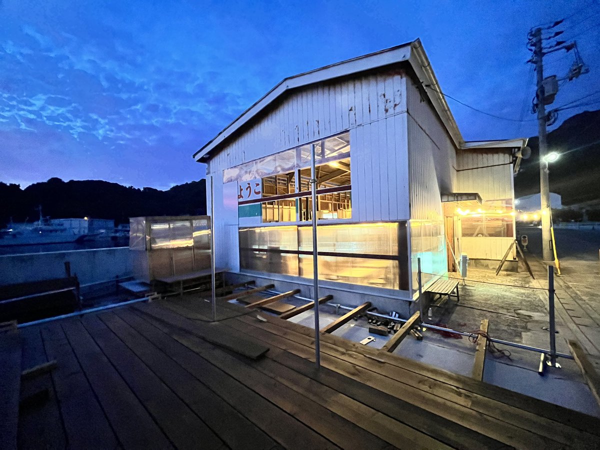 re_aqu's tweet photo. 小豆島・坂手のneiw[ニュー]
使い込まれて、いろいろなものや環境を取り込みながら、たくましい空間になってきてるのを見てようやく、去年必死に設計してた自分を少しくらい褒めてあげたい気持ちになれてきた https://t.co/K52MMlZ7Jn