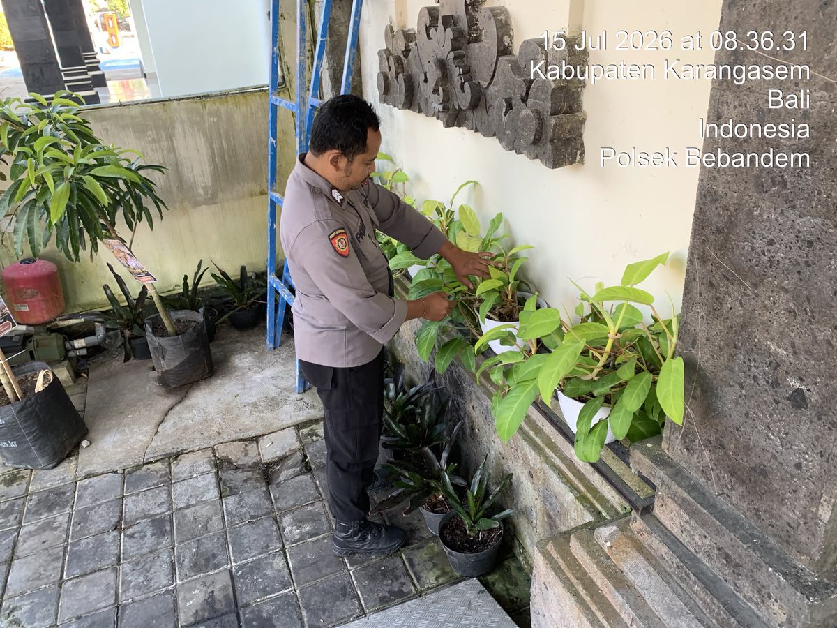 PBebandem's tweet photo. Wujudkan Pelayanan yang Nyaman, Personel Polsek Bebandem Terapkan Program Mako ASRI clean 🍃
​Kenyamanan masyarakat saat berkunjung ke kantor polisi adalah prioritas utama. Guna menciptakan lingkungan kerja yang bersih dan sehat, Ka SPKT I Aiptu I Ketut Putra bersama personel https://t.co/U77Jx1OTVU