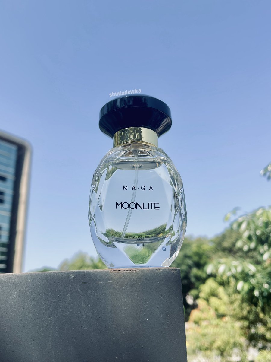 foliskincalters's tweet photo. akhir-akhir ini lagi sering banget pake parfum ini 🌿🤍
tipe wangi yang ngga teriak minta diperhatiin, tapi pas kecium tuh bikin pengen nyium lagi 😭
fresh, floral & clean… rasanya kayak lagi jalan pagi di taman bunga 🌷
#racuninparfum https://t.co/4RzTQ3boYr