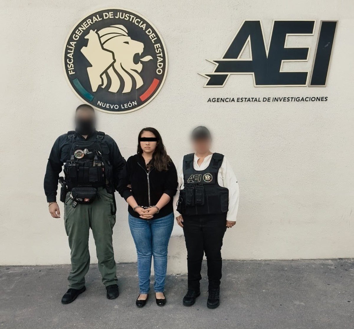 yadithvaldez's tweet photo. 🔴MUJER QUE ASESINÓ A SU NOVIO, TENÍA APENAS 6 MESES DE RELACIÓN SENTIMENTAL🔴

Fue trasladada a Nuevo León, la mujer quien fue detenida tras asesinar a su novio, y posteriormente mutilar su cuerpo para abandonar sus restos en Juárez, Nuevo León….

Aparentemente, la mujer arribó a la entidad, procedente del estado de Hidalgo, junto con sus hijos, en busca de una relación sentimental..

La detenida, identificada como Stephanie Adriana, enfrenta los delitos de homicidio calificado y delitos vinculados con la desaparición de personas…

En tanto su hija, Melanie de 16 años, también será trasladada al Consejo Tutelar para menores, tras participar en la desaparición de los restos del hombre, a quien ambas llevaron hasta un terreno de Valle de Santa Isabel, en Juárez, Nuevo León… 

De acuerdo a allegados a la detenida, la mujer tenía apenas 6 meses de haber comenzado una relación sentimental con el fallecido, identificado como Diego de 31 años… 

Aparentemente, la mujer no era víctima de violencia familiar por parte del fallecido, a quien alcoholizó y posteriormente dormiría con gotas , para comenzar a mutilarlo sin motivo alguno….

Vecinos y personas allegadas a la víctima, descartaron que el hombre fuera agresivo y violento con la mujer y por el contrario demostraba estar muy enamorado de la presunta agresora, a quien incluso sacó de trabajar para mantenerla, junto a sus hijos, a los cuales llevó a vivir a su casa, donde finalmente fue asesinado…

Se presumen que la detenida pretendía quedarse con la casa del fallecido…